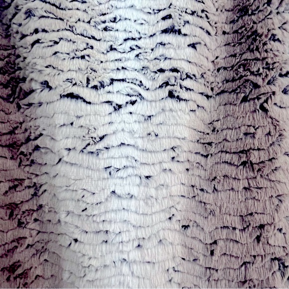 CHARLIE PAIGE WHITE, GREY FAUX FUR VEST | NWOT | NO FLAWS | SIZE SMALL - Picture 6 of 7